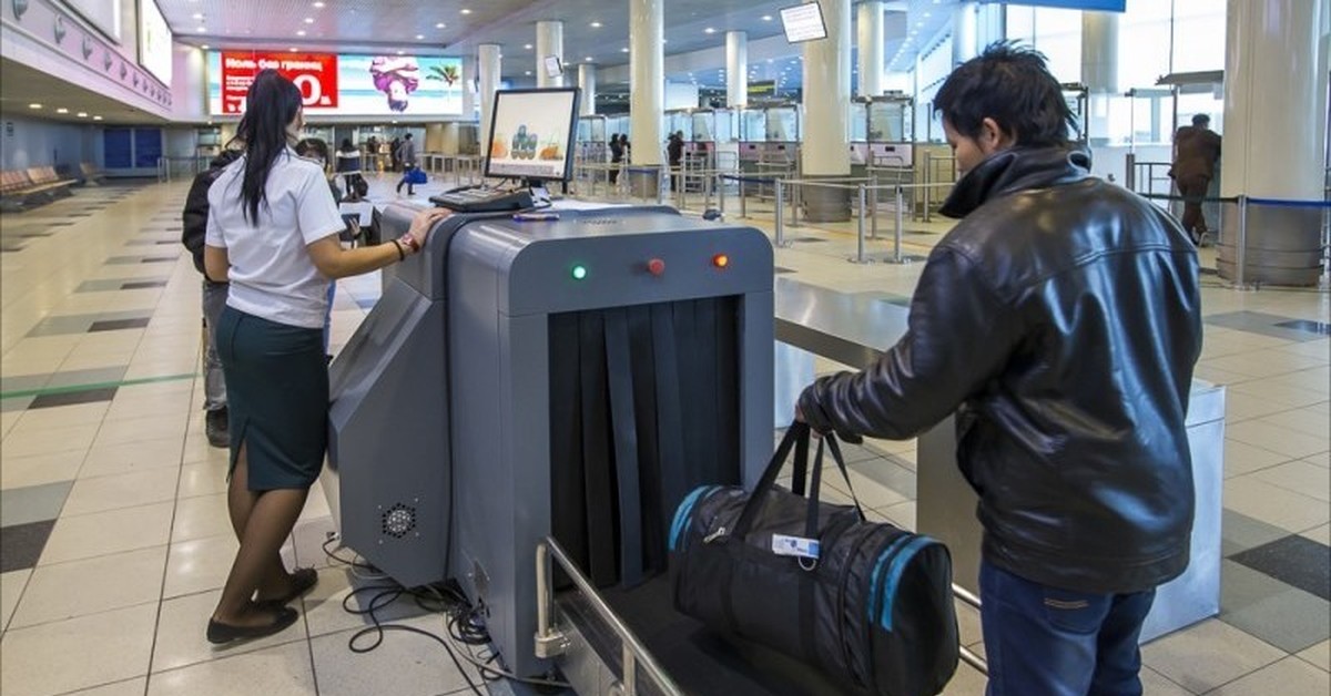 Досмотр сумок. Сканер в аэропорту Домодедово. Досмотр багажа в аэропорту. Сканирование чемоданов в аэропорту. Контроль ручной клади в аэропорту.
