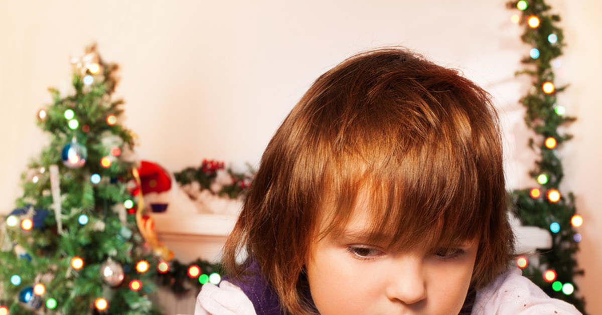 Плачу от подарка. Грустный ребенок новый год. Грустный ребенок у новогодней елки. Ребенок плачет у елки. Девочка плачет у елки.