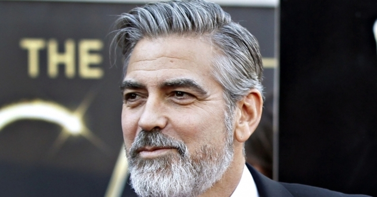 Почему седеют волосы у мужчин. Джордж Клуни с бородой. Джордж Клуни фото. Джордж Клуни Седина. Джордж Клуни стрижка.