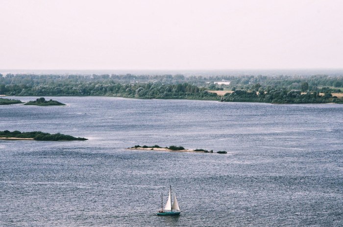 A lone sail turns white... My photo, the city is not mine, the tag mine - My, Nizhny Novgorod, Volga, Sailboat, My, Summer, 2017, Nature, Embankment, Volga river