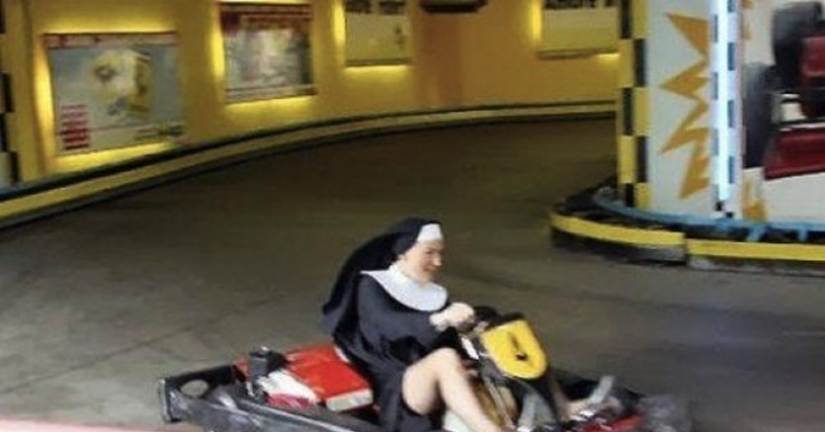 Едет монашка. Едет монашка в одном купе с дамой. Фотосессия в салоне автомобиля. Едет монашка. Едет монашка.