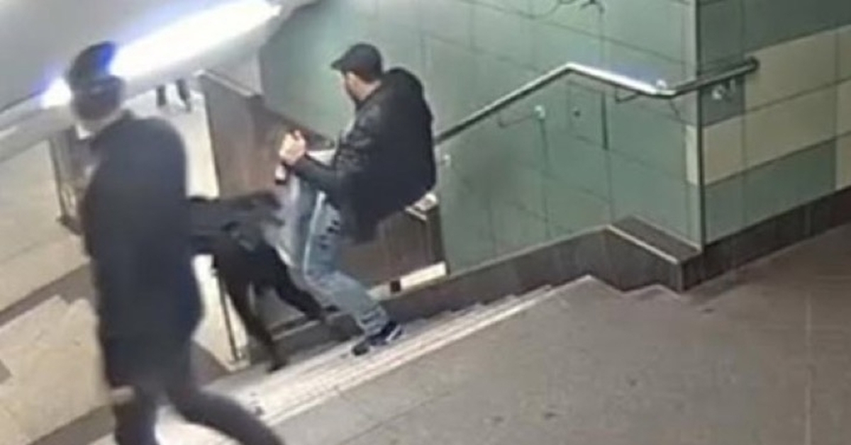 Мужчина столкнул девушку в метро. Нападение на девушку в метро. Столкнула девушку с лестнице.