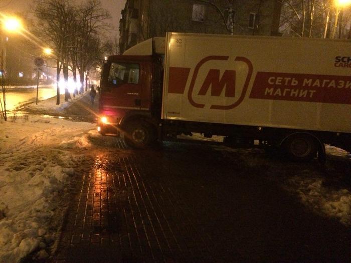 Delivery of goods to Magnit, a supermarket chain. Blocked the road. - My, Magnet, Mytischi, Way home, Fools and roads