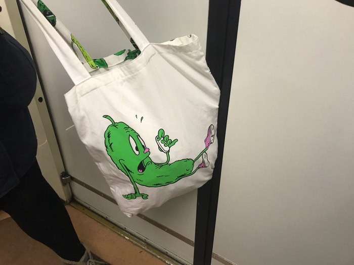 Застряла сумка в дверях