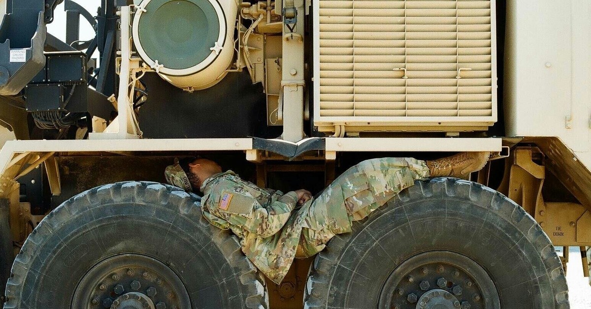 Нарушение т б. Нарушение т б. Несоблюдение техники безопасности на производстве. Нарушил технику безопасности. Бортировка колеса камаз 5350.