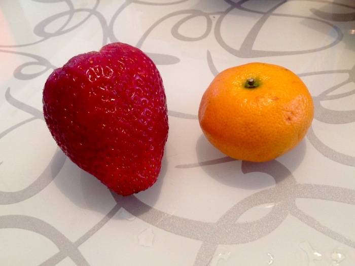 Small tangerine or large strawberry? - My, Strawberry, Tangerines, Glass table, Dilemma, Strawberry (plant)