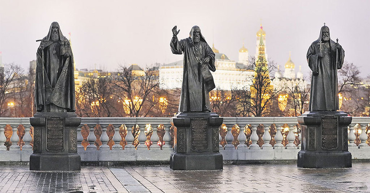 Памятники рядом со мной. Памятник Гермогену в Москве у храма Христа Спасителя. Памятник Патриарху Иову в Москве. Памятник Патриарху Ермогену возле храма Христа Спасителя в Москве. Памятники патриархам у храма Христа Спасителя в Москве-.