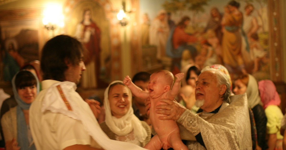 В храм после родов. Крещение подростка в церкви. Люди в храме фото. Крестины в армянской церкви. Батюшка в церкви крещение ребенка.