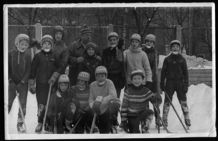 Анатолий Тарасов и ребята с нашего двора. 1982 год. - Тарасов, Хоккей, Двор, СССР, Сокол, Зима, Золотая шайба, Орел