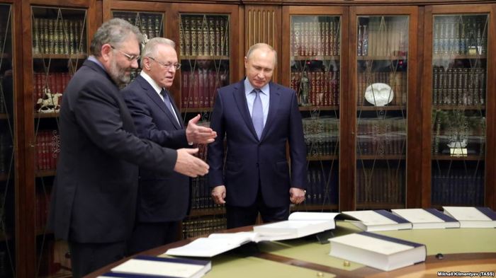 Путину подарили 35–томную Большую Российскую энциклопедию