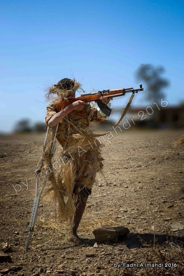 A one-legged Houthis during the fighting with the Hadi Army, Yemen, 2016. - Houthis, Yemen, The photo, 2016