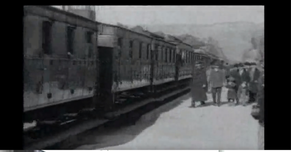 The train to arrive. Прибытие поезда братьев Люмьер. Прибытие поезда на вокзал ла-СИОТЫ. Прибытие поезда 1896. Прибытие поезда на вокзал ла-Сьота.