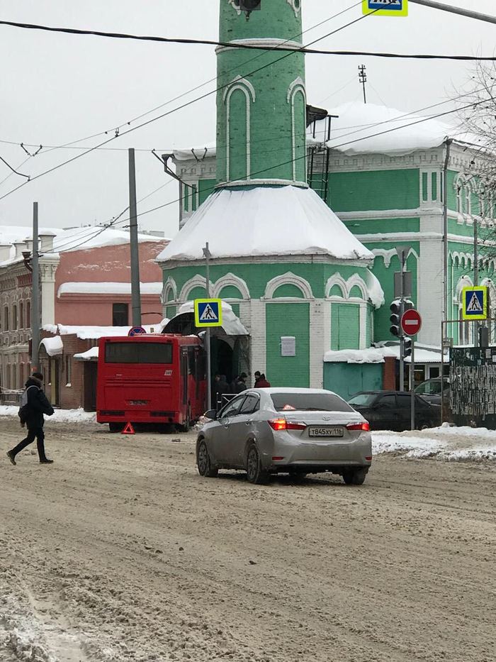 The bus drove into the mosque in Kazan - Road accident, Kazan, Mosque