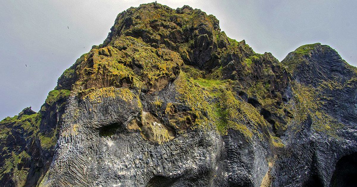 Sleeping island. Хвитсеркур скала слон в Исландии. Скала - слон острова Хеймаэй. Слоновья скала в Исландии. Остров Хеймаэй Исландия гора.