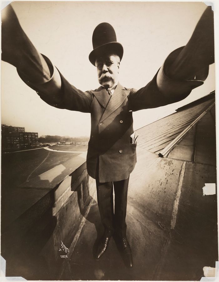 Very early selfie by photographer Joseph Byron, 1909 - Selfie, Last century, Yakubovich, Black and white photo