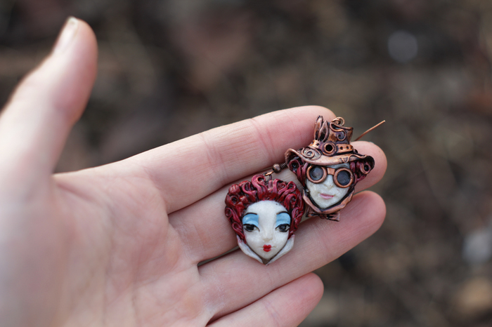 A couple from Alice in Wonderland. A prim queen, and an eccentric Hatter. Earrings. - My, Polymer clay, Acrylic, Handmade, Mad Hatter, Alice in Wonderland