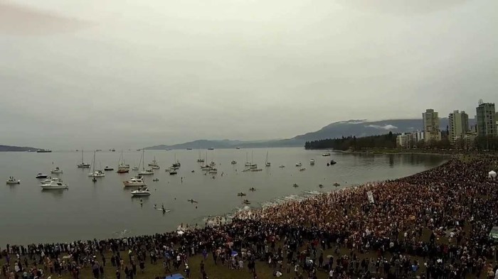 Новогодняя традиция в Ванкувере. Polar Bear Swim. - Новый Год, Ванкувер, Традиции, 1 января, Видео, Длиннопост