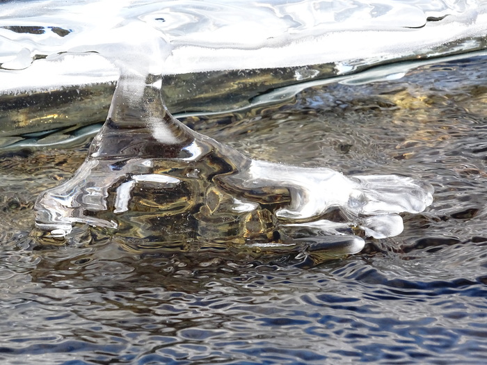Does water have memory? Judging by this photo of ice, we can assume that there is! - My, Дальний Восток, Primorsky Krai, Razdolnaya River, Ice, Feet, Wonders of nature
