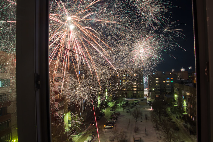 Когда высоко живёшь, и салюты взрываются у тебя в окнах.