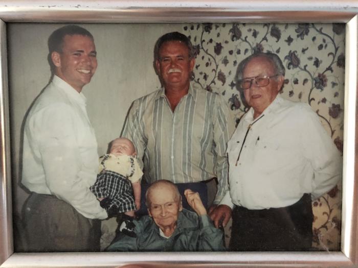 Пять поколений в одной фотографии