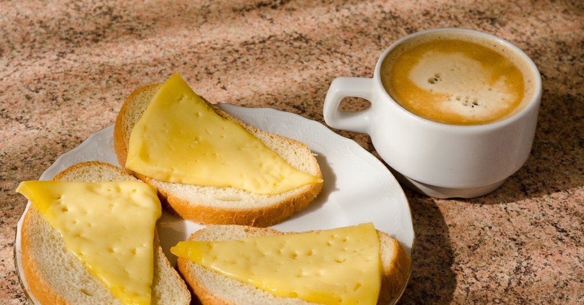Сыр на голодный желудок. Бутерброды с сыром на завтрак. Кофе и бутерброд с сыром. Завтрак бутерброды и чай. Бутерброд с маслом и сыром.