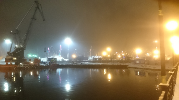 На кранах гирлянды. Мурманск