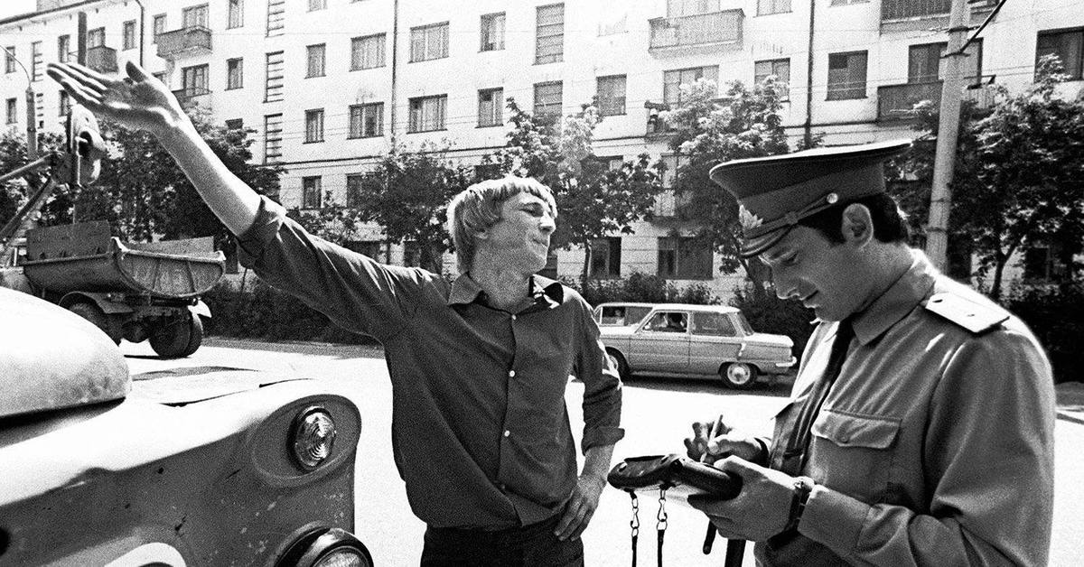 Советский водитель. Фотожурналист Советской эпохи Владимир ролов.. Милиция СССР 80-Е. Советская милиция в Вильнюсе. Советский милиционер.