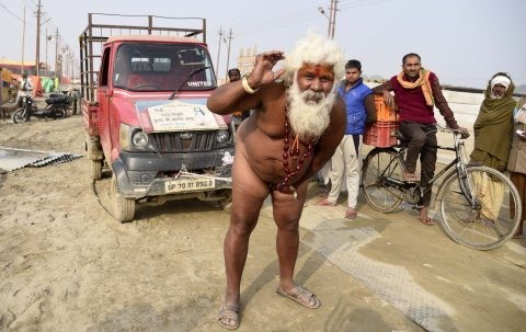 Look! Envy! ... The Indian decided to prove his holiness and moved a member of the minibus. - NSFW, Power, India