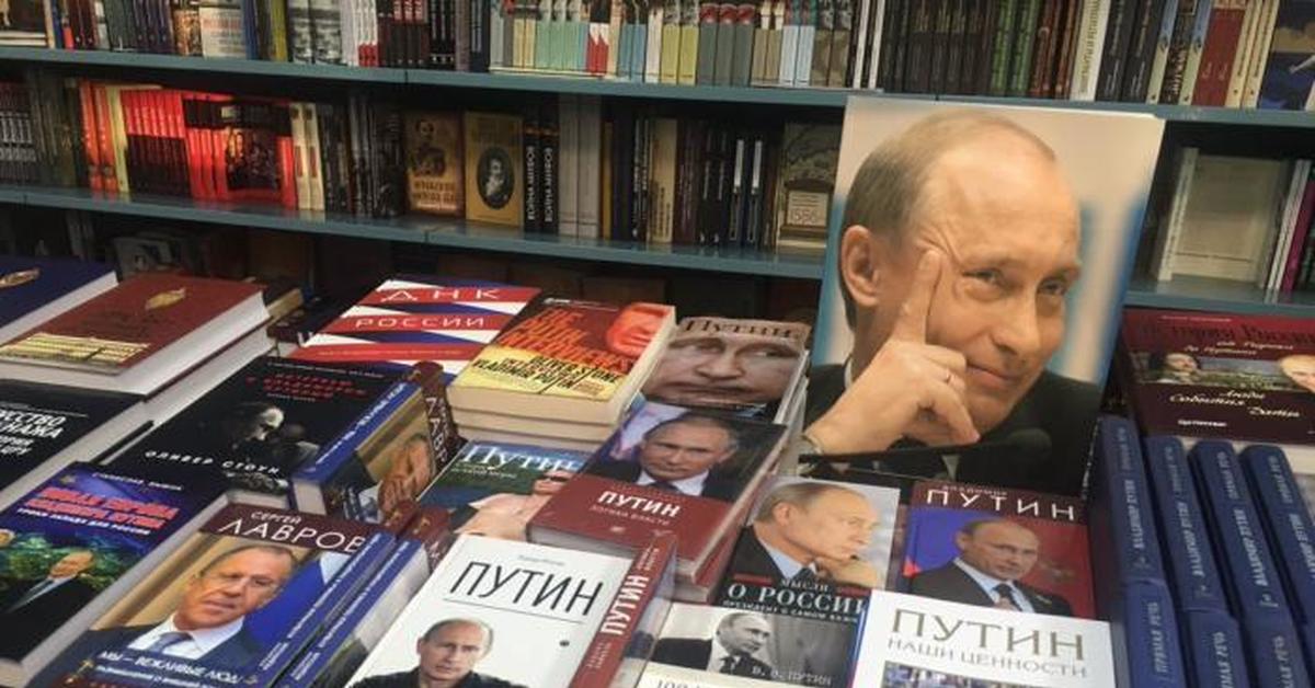 Read russian books. Путин книга. Книга про Путина. Книги о Владимире Путине. Книга с Путиным на обложке.