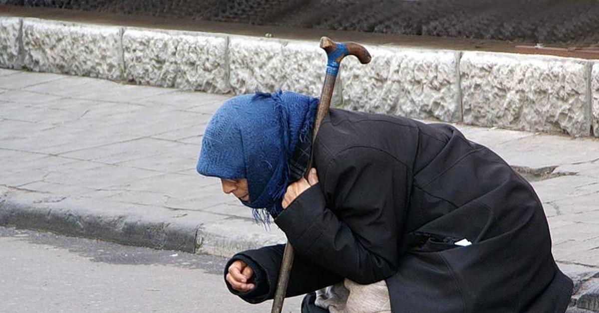 Бедняжка мем. Жалеем убогих. Из указа ивана грозного а всех юродивых. Наряды дамлы из жестокого стамбула. А всех юродивых и убогих ссылать.