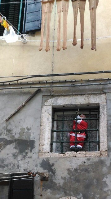 Detachments of Babbo Natale attacked the cities of Italy - My, Italy, New Year, Father Frost, Balcony, Longpost