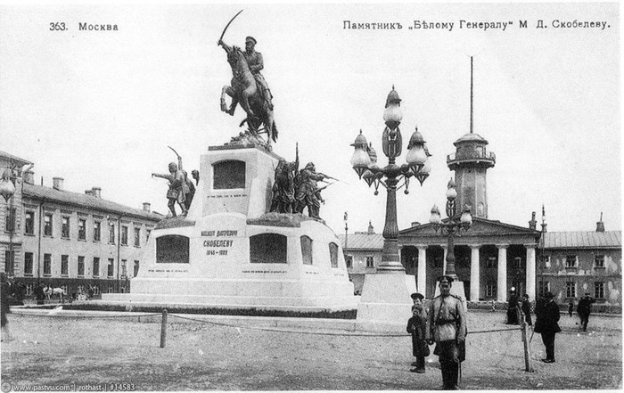 Памятник генералу Скобелеву на Тверской площади в Москве, где сегодня стоит монумент Юрию Долгорукому