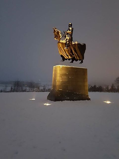 Статуя полетела Памятник Роберту Брюсу, Показалось, Снег