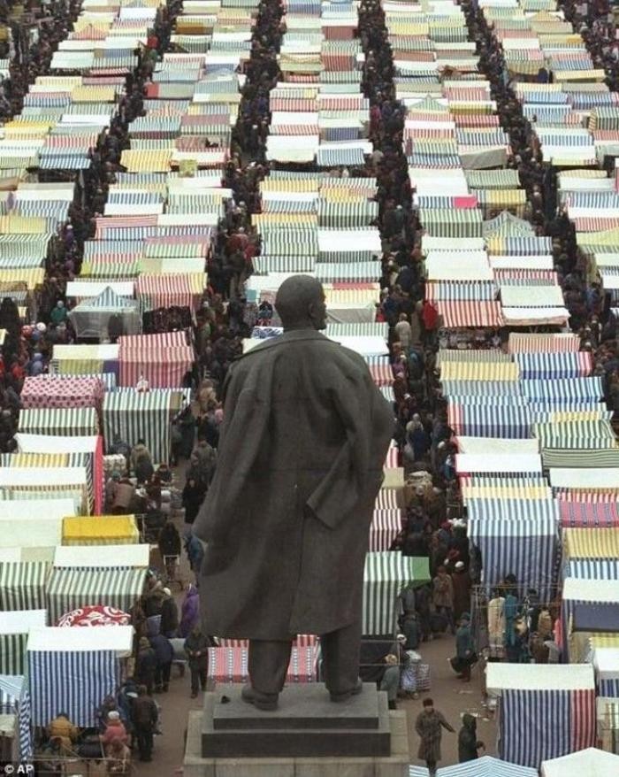 Lenin watches the market - 90th, Monument, Lenin