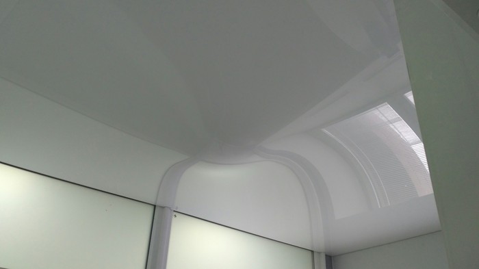 Как слить воду с натяжного потолка? | Пикабу