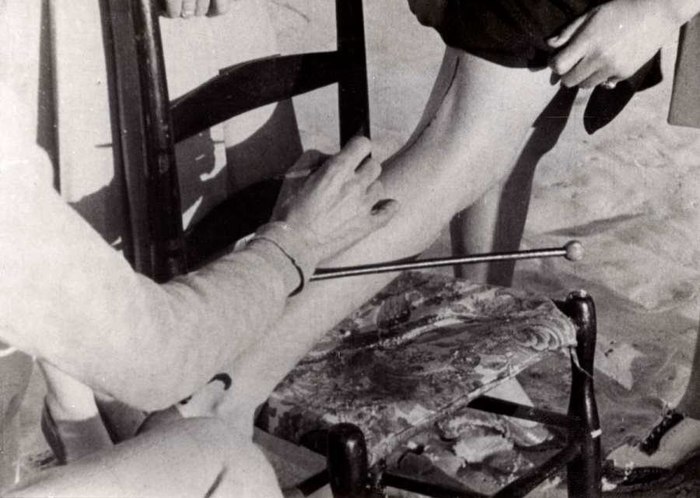 В первой половине XX века, когда чулки были дефицитом, женщины расписывали ноги 