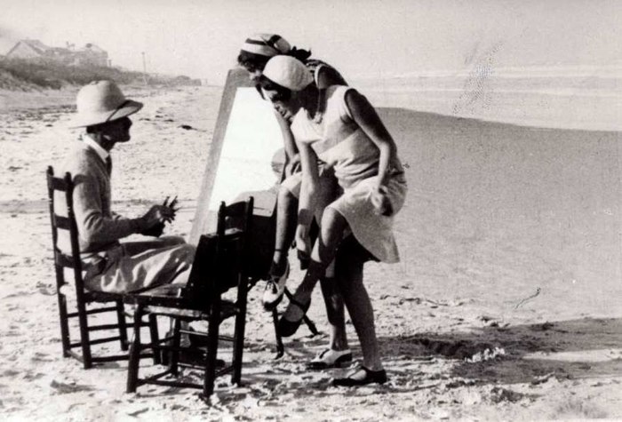 В первой половине XX века, когда чулки были дефицитом, женщины расписывали ноги 