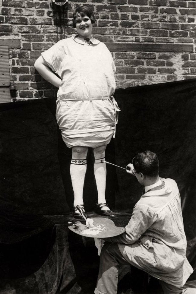 В первой половине XX века, когда чулки были дефицитом, женщины расписывали ноги 