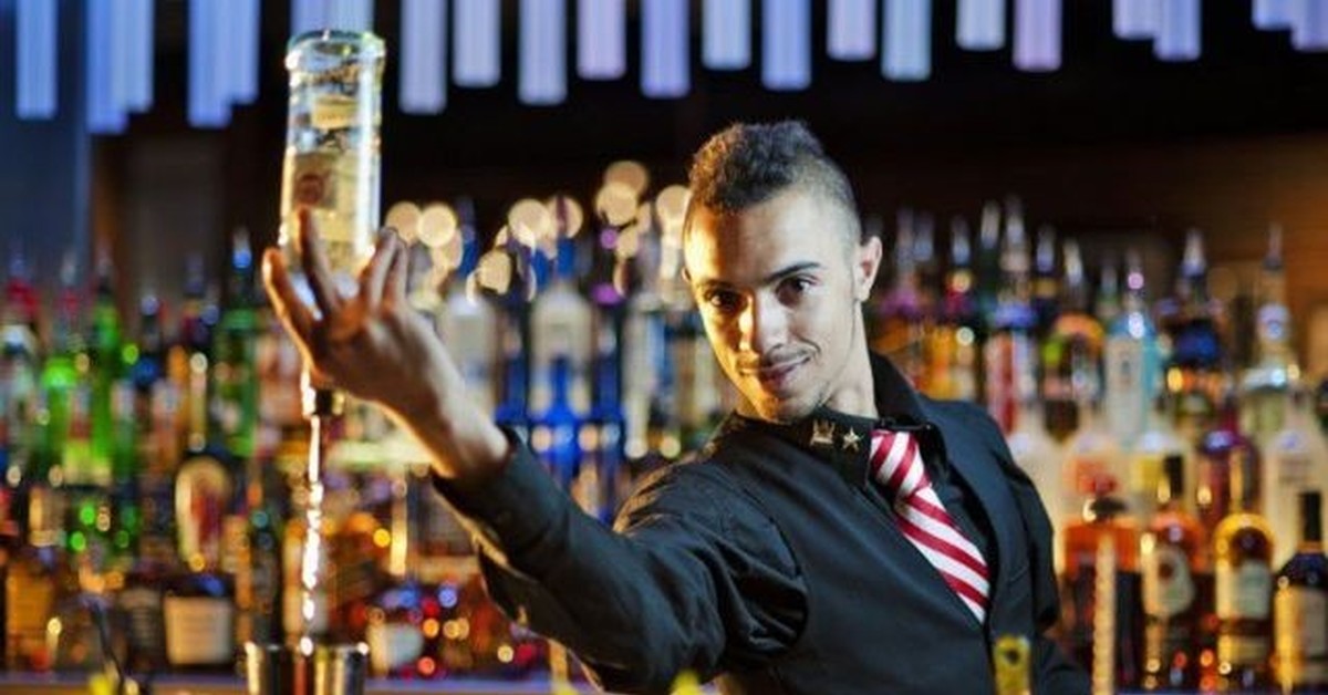 Ночная подработка для мужчин. Бармен. Красивый бармен. Радостный бармен. Бармен фон.