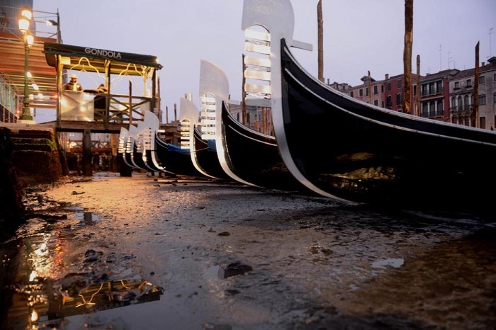 Cataclysm in Venice: the canals were left without water, all the boats were bogged down in dirty silt - Venice, Venice Carnival, , , Cataclysm, Longpost