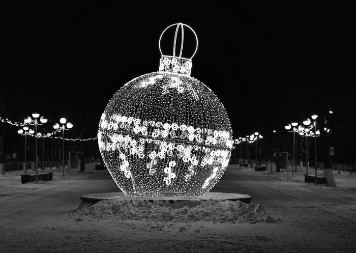 The heart of the New Year's city... - My, Zhukovsky, Winter, Black and white photo, My, Beginning photographer