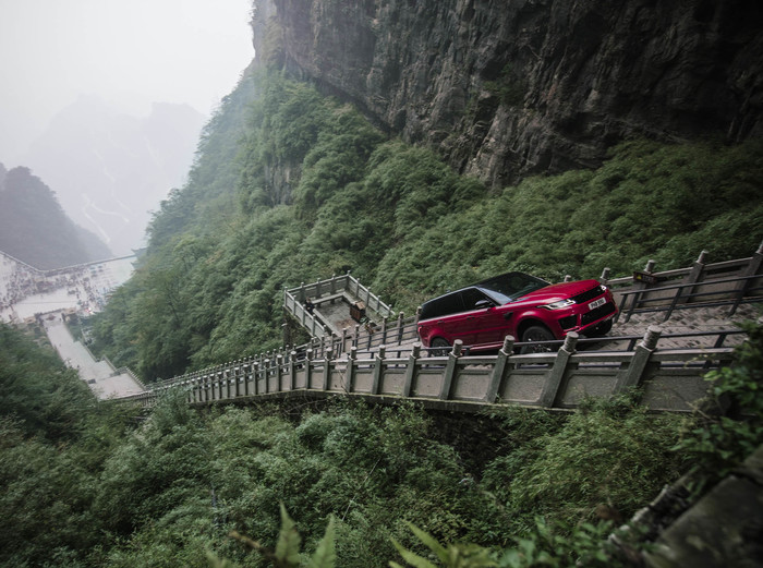 Range Rover climbs steps in China! - , , Range rover, Crash, Crash