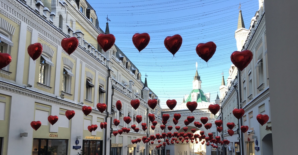 Улица украшена. Никольская улица Москва. Никольская улица днем. Никольская улица Москва днем. Николаевская улица Москва в Огнях.