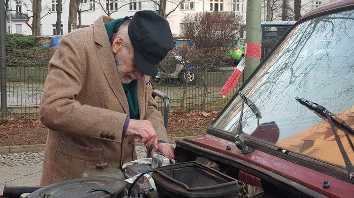 Берлинский дедушка на "Lada 4x4" германия, нива, авто, берлин, лада
