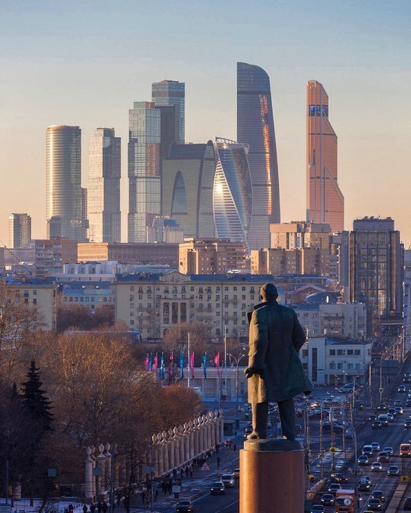 Ilyich looks at the bourgeoisie - The photo, Moscow, Lenin, Moscow City, Not mine