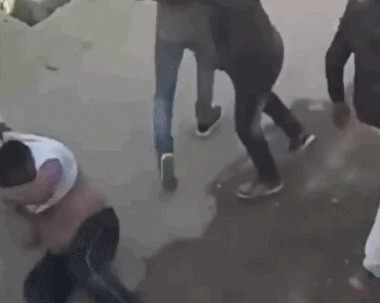 Жена спасает мужа Нападение, Вымогательство, Индия, Гифка