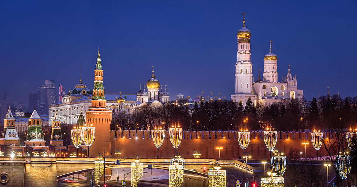 Взгляд москва. Кремль Москва. Новогодний Кремль достопримечательности. Большой каменный мост новогодний. Россия.