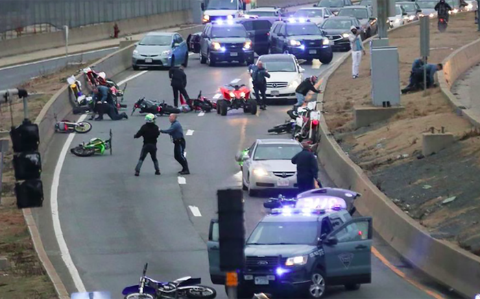 Хаос на дороге: полиция схлестнулась с мотобандой авто, США, Мото, полиция США, видео, длиннопост
