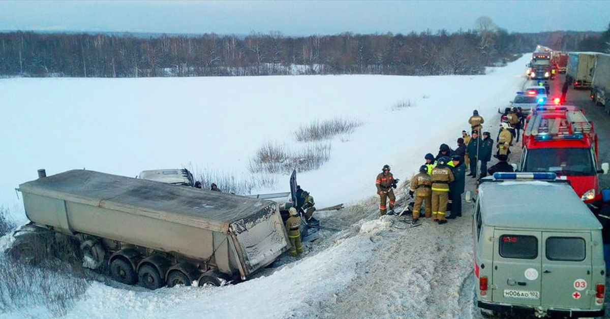 Обстановка на уфу м5. Ситуация на трассе м5 сейчас. Авария автобуса в ускатавве. Обстановка на трассе м5 сейчас. Авария микроавтобуса с фурой на трассе м5.