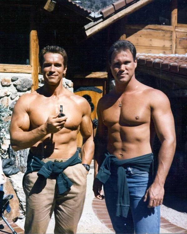 Arnold Schwarzenegger with his stunt double on the set of Commando - Arnold Schwarzenegger, Films of the 90s, Commando, Understudy, Back in the 90s